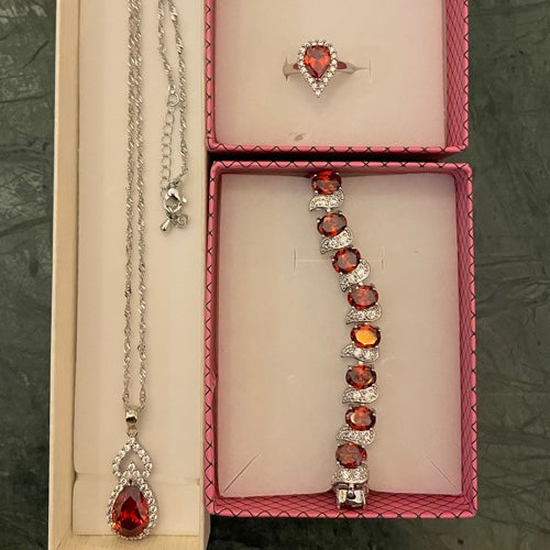 طقم عقد واسوارة وخاتم وتراچي