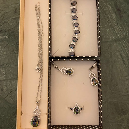 طقم عقد واسوارة وخاتم وتراچي